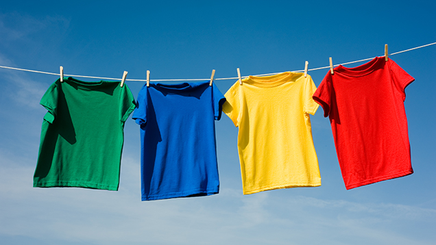 Wäsche hängt  auf der Wäscheleine