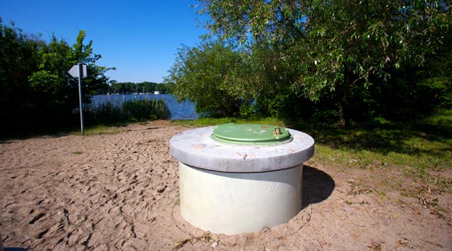 Brunnen an einem See